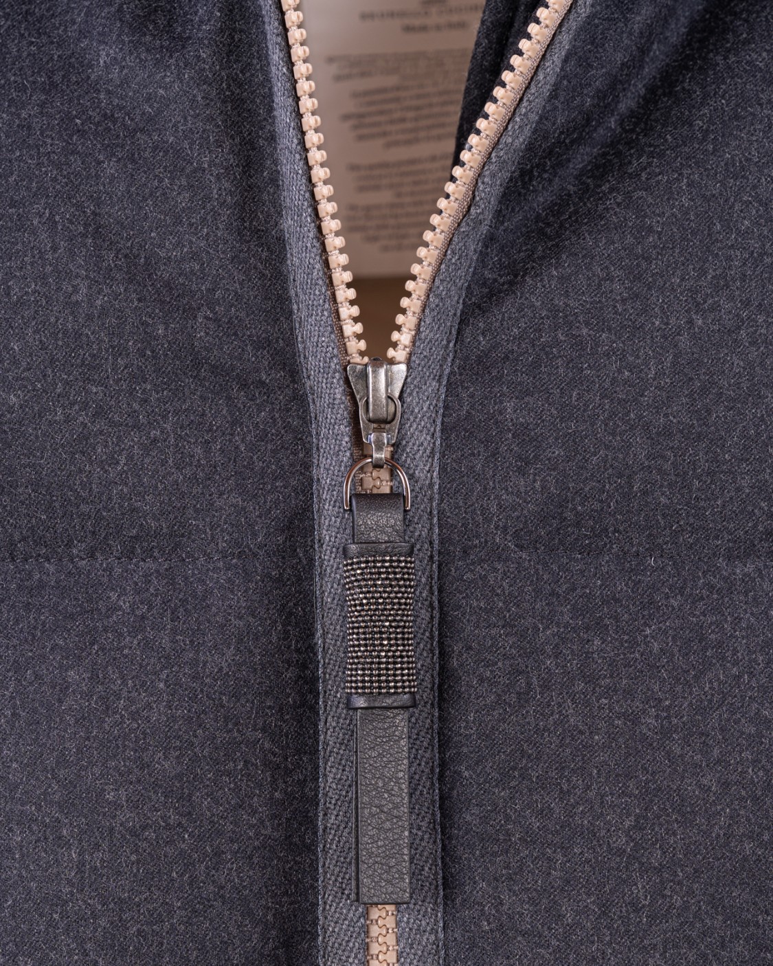shop BRUNELLO CUCINELLI Saldi Piumino: Brunello Cucinelli piumino in flanella di lana vergine.
Cappuccio.
Chiusura con zip e doppio cursore.
Tasche basse.
Polsini con elastico.
Imbottitura realizzata con materiali naturali di alta qualità: 90% piumino d'oca, 10% piuma d'oca.
Composizione: 100% LANA VERGINE.
Fabbricato in Italia.. MT2262704-C005 number 844302